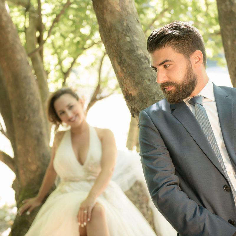 φωτογράφιση γαμπρού και νύφης σε δεντρα