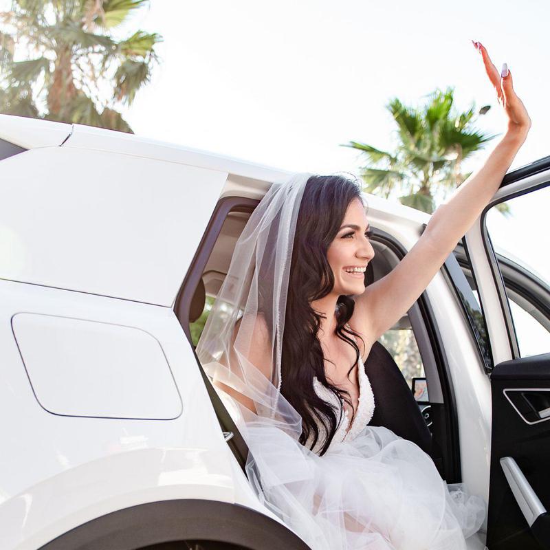 φωτογράφιση νυφης στο αυτοκίνητο